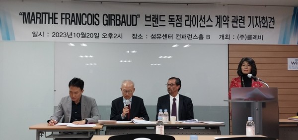 20일 섬유센터에서 기자회견을 가진 (주)클레비와 법률자문단이 발언하고 있다. 좌측부터 국제특허 바른의  남승두 미국 변호사, 국제특허 바른의 남호현 대표변리사, 프랑스 국제상표법 전문 변호사 알렌한드로 곤잘레스 로씨, 클레비 해외사업부 박미애 이사.