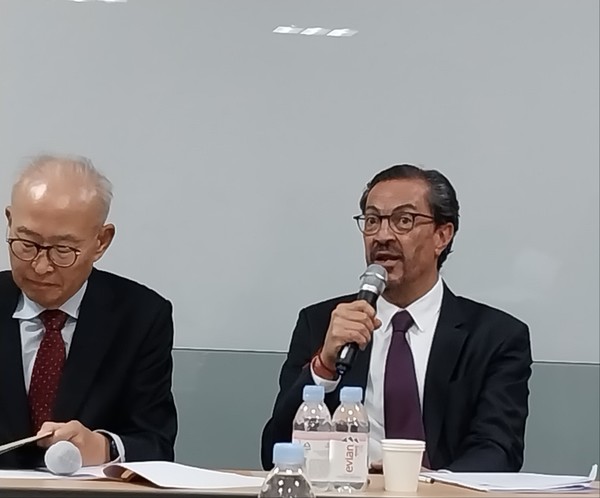  알렉한드로 곤잘레스 로씨 변호사가 기자들의 질문에 답변하고 있다.