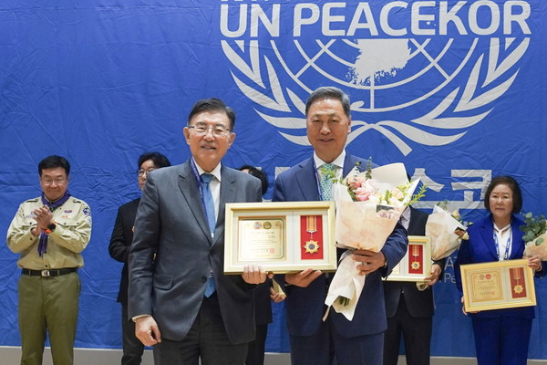 9월 29일 서울 국회 의원회관 대회의실에서 열린 ‘광복 80주년 기념 세계한인 컨퍼런스’에서 강태선 BYN블랙야크그룹 회장(우)이 ‘2025년 UN피스코 SDGs-기후변화 대응 부문’ 대상을 수상하고 김덕룡 UN피스코 이사장(좌)과 기념 사진을 촬영하고 있다.