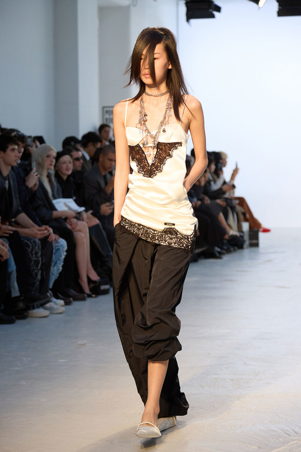 본봄 BONBOM 런웨이.