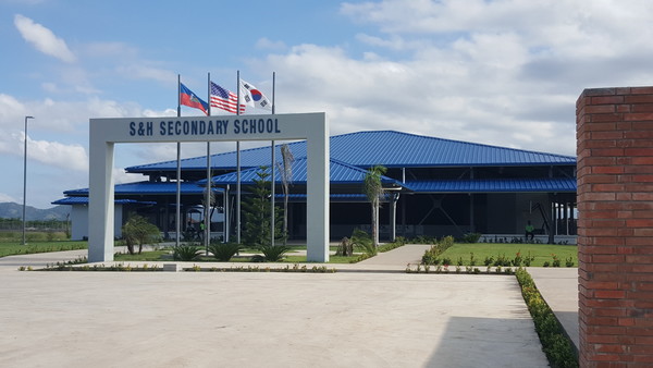 글로벌세아그룹의 세아학교가 아이티 정부가 실시한 교육기관 정부종합평가에서 북동부 전체 2위 학교로 선정됐다. 사진은 아이티 북부 카라콜 지역에 건립해 운영 중인 세아중고등학교(S&H Secondary School).ⓒ글로벌세아