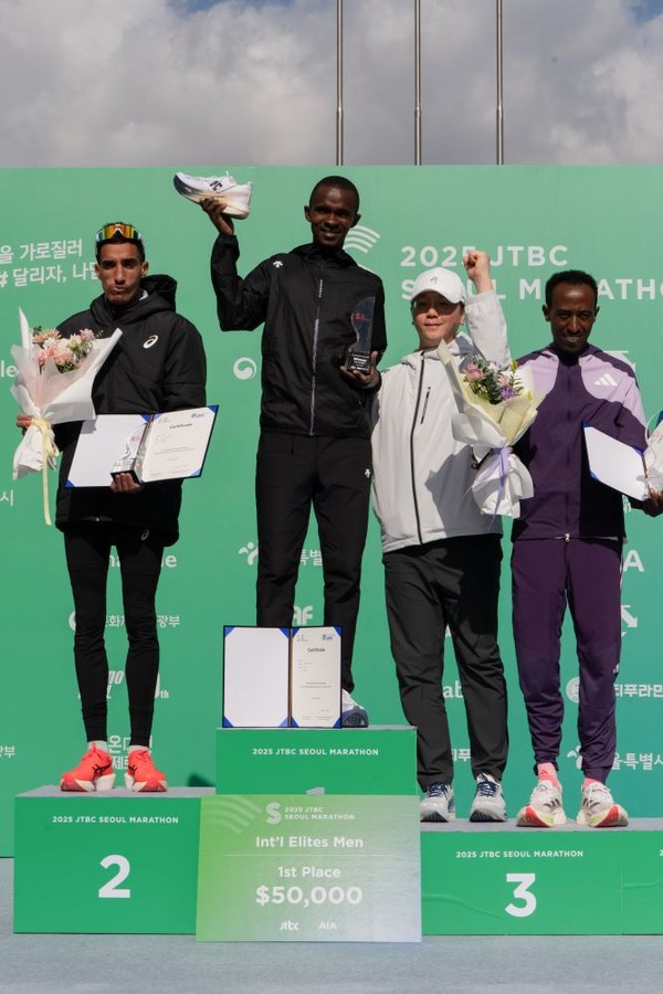 2일 개최된JTBC 서울 마라톤 대회에서 국제 엘리트 부문에 참가한 데상트코리아가 후원 케냐 선수  ‘리틀 닉 킷툰두(Little Nick Kitundu) 가 1위를  달성해 상금 5만달러가 수여됐다.  이날  ‘리틀 닉 킷툰두(Little Nick Kitundu) 는 자신의 PB기록보다 12분이나 단축한 2시가 5분 32초를 기록한 가운데, 2025년 대한민국 최고 기록까지 보유하게 됐다.  (사진= 데상트코리아)