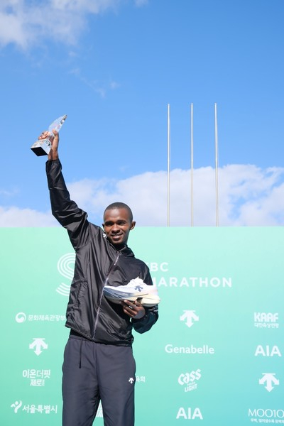 JTBC 서울 마라톤 최종 우승자인 케냐 선수가 데상트스포츠의 2025 F/W 신제품  '델타프로 exp v3'와 트로피를 높이 들어올리며 기념촬영을 하고 있다.  최근 새롭게 출시한 데상트스포츠 델타프로 exp v3 모델은 러닝에 최적화된 과학적 설계로 러너들의 인기를 모으고 있다. (사진=데상트코리아)
