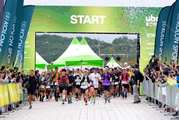  코오롱스포츠가 공식 협찬한 2025 UTNP에서 선수들이 출발한 모습       