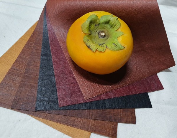 나지나가 감을 원료로 개발한 다중구조 비건가죽                    사진제공=나지나