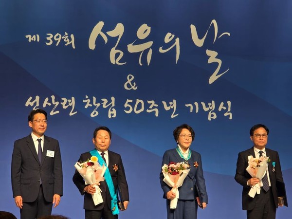 (좌측부터)산업부 이용필 실장, 금탑산업훈장을 수훈한 오병철 회장, 은탑 수상자인 서순희 회장, 산업포장 수훈자인 대한방직 김인호 사장.