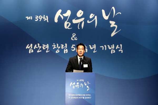 정부를 대표패 참석한 산업부 이용필 실장이 축하인사를 전하고 있다.