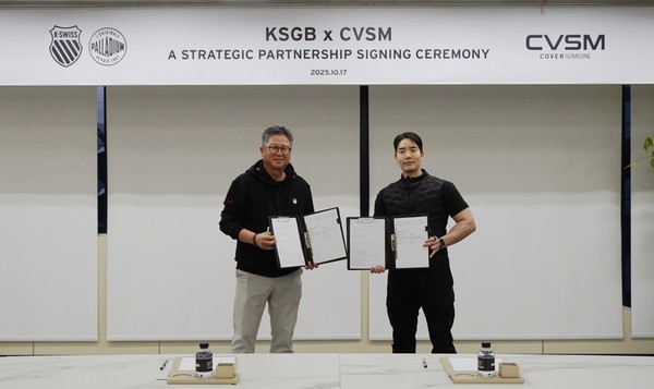  KP글로벌(좌)과 커버써먼 이재호 대표(우)가 협역식을 맺고 기념촬영을 하고 있다.