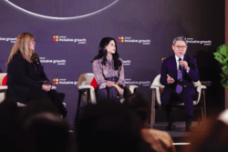 신원 박정주 대표(우)가 ‘아세안 포용성장 서밋’ 패널 토론에서 발표하고 있다