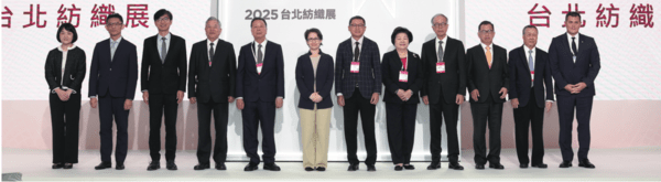 (왼쪽부터) 황징수안-경제부 무역국 사무총장,궈자오종-산업기술국 국장,치우후이-산업부 청장,션종친-총통선임 고문,천정텐-중화민국공업총회 부회장, 샤오메이친-부총통, 제임스궈-대만섬유연맹(TTF)회장, 아젤라츄앙-대만섬유연맹 부회장, 도널드우-대만섬유연맹 부회장, 베리수-대만섬유연맹 부회장, 차이아저우우-포모사그룹 대표, 제프쉬-파이스턴센추리 그룹혁신책임자(CIO)