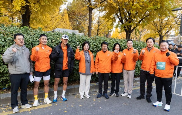 형지엘리트 윌비플레이가 ‘2025 MBN 서울마라톤’ 대회 공식 스폰서로 참여했다. 사진은 대회 시작을 앞두고 최준호 형지엘리트 대표이사(오른쪽 첫 번째)를 비롯해 왼쪽부터 박진성 MBN 상무, 이영표, 션, 남인순 국회의원, 서강석 송파구청장, 김나미 대한체육회 사무총장, 장승준 매경미디어그룹 부회장, 박수민 국회의원이 함께 파이팅을 외치는 모습 / 사진 MBN 제공
