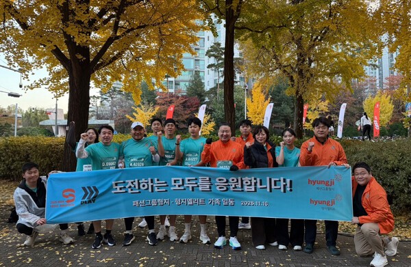 형지엘리트 윌비플레이가 ‘2025 MBN 서울마라톤’ 대회 공식 스폰서로 참여했다. 사진은 최준호 형지엘리트 대표이사(오른쪽 다섯 번째) 및 임직원들이 대회 현장에서 파이팅을 외치는 모습