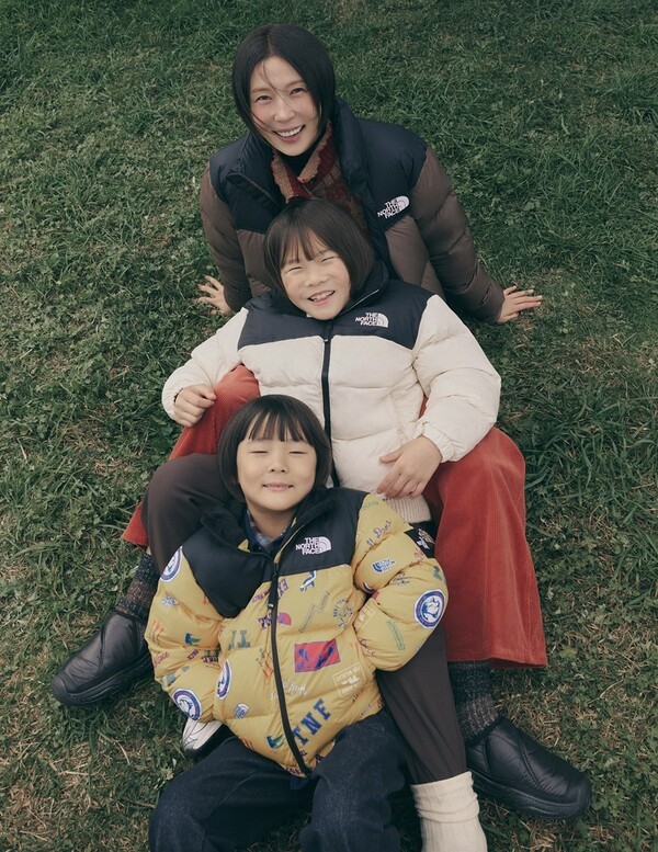 ‘키즈 프린트 눕시 재킷’을 착용한 이준(맨 아래) 및 ‘키즈 1996 눕시 재킷’을 착용한 신우(가운데)