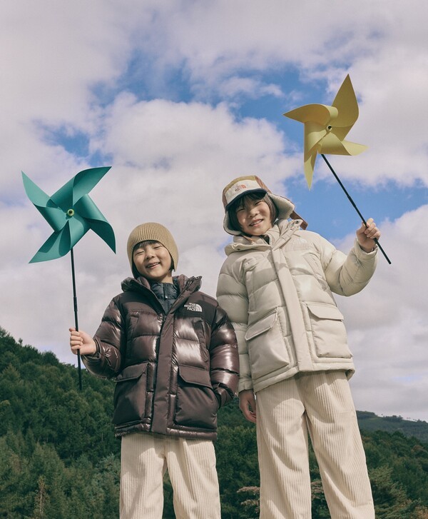 ‘키즈 3-IN-1 눕시 파카’와 ‘키즈 코듀로이 이어 머프 캡’을 착용한 신우(우측) 및 이준