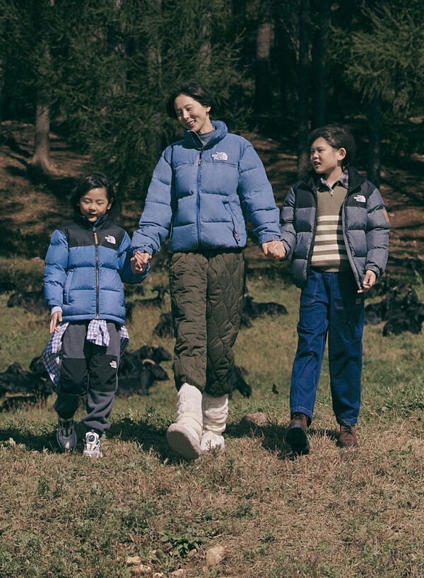 ‘키즈 블루 눕시 재킷’과 ‘키즈 블루 릿지 팬츠’를 착용한 신우(맨 우측)를 비롯한 김나영 패밀리